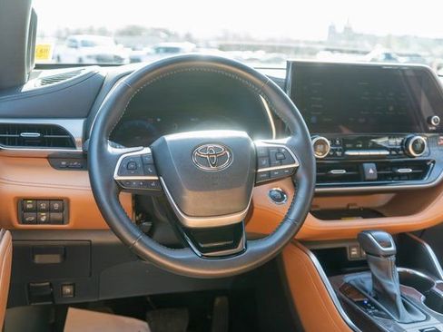 Used 2023 Toyota Highlander Platinum AWD/4WD image 16
