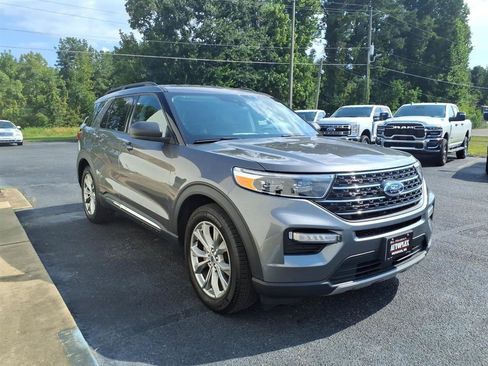 Used 2024 Ford Explorer XLT w/ Equipment Group 202A RWD image 3