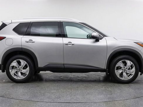 Used 2025 Nissan Rogue SV image 11