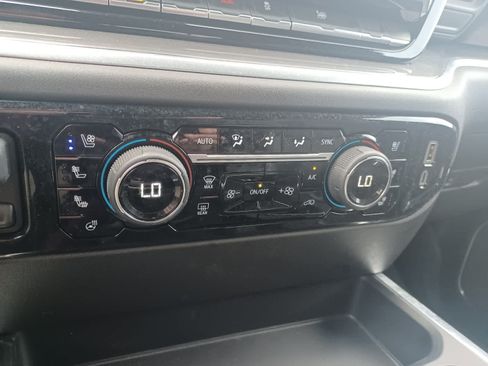 Used 2025 Chevrolet Silverado 1500 High Country AWD/4WD image 17