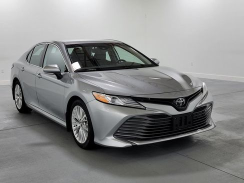 Used 2020 Toyota Camry XLE FWD image 2