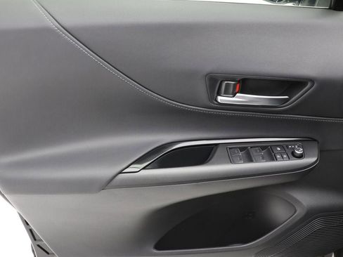 Used 2022 Toyota Venza LE image 13