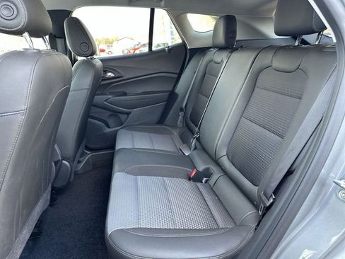 Used 2024 Chevrolet Trax LT w/ Sunroof Package image 26