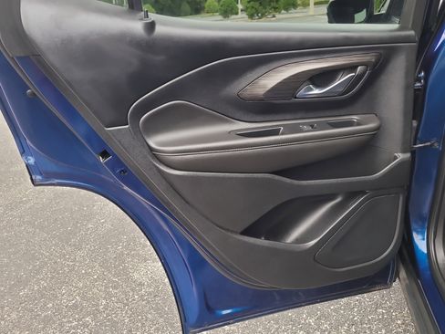 Used 2023 GMC Terrain SLT image 13