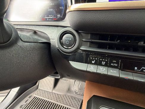 Certified 2025 Toyota Crown Signia AWD/4WD image 17