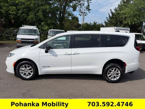 Used 2024 Chrysler Pacifica Touring-L FWD image 4