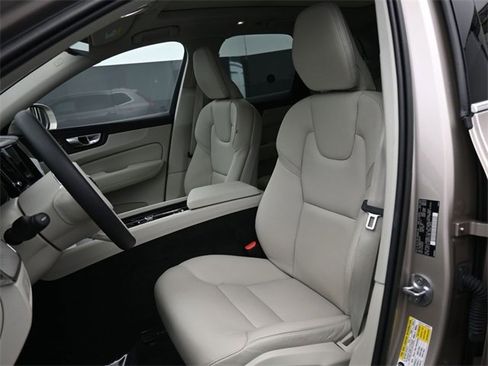 Used 2023 Volvo XC60 B5 Plus image 9