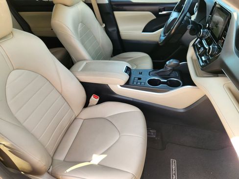 Used 2023 Toyota Highlander XLE FWD image 15