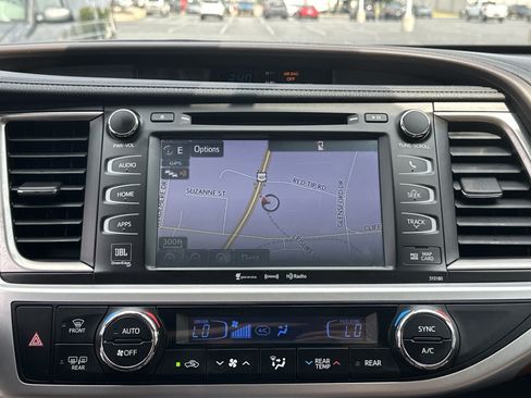 Used 2018 Toyota Highlander Limited Platinum AWD/4WD image 24