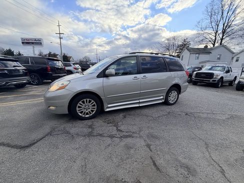Used 2010 Toyota Sienna XLE Limited image 17