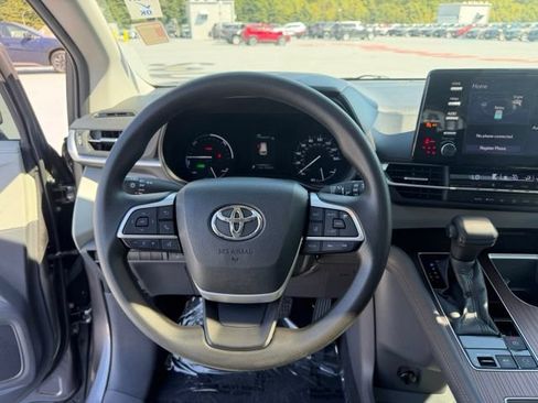 Used 2021 Toyota Sienna LE w/ LE Plus Package AWD/4WD image 14