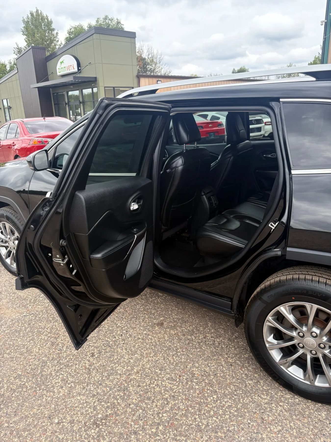 Used 2019 Jeep Cherokee Latitude Plus AWD/4WD image 40