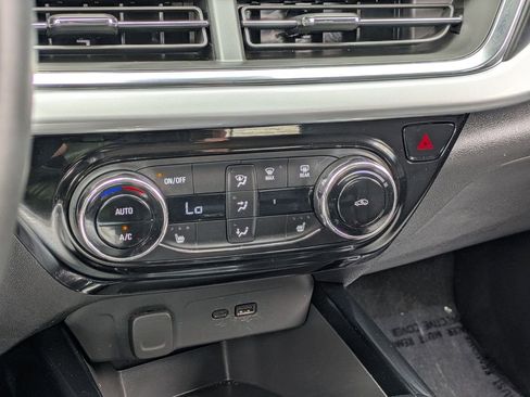 Used 2025 Chevrolet Trax LT w/ LT Convenience Package FWD image 17