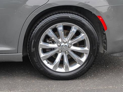 Used 2018 Chrysler 300 Limited image 10