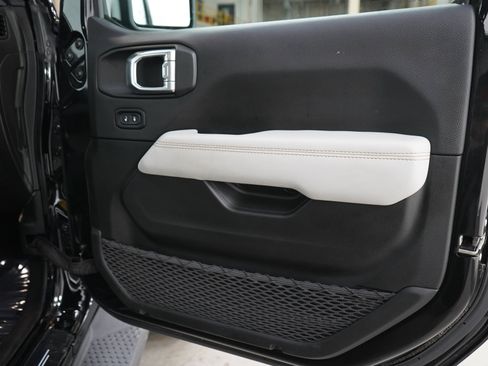 Used 2022 Jeep Wrangler Unlimited Sahara AWD/4WD image 9