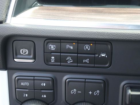 Used 2025 Chevrolet Tahoe Premier AWD/4WD image 32