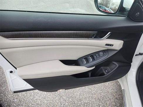 Used 2018 Honda Accord Touring image 12