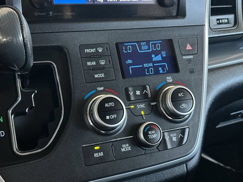 Used 2017 Toyota Sienna SE FWD image 19
