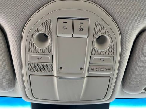 Used 2023 Genesis G70 2.0T image 17