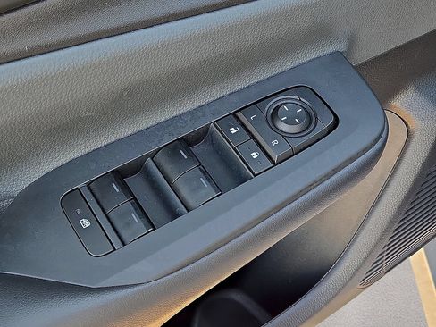 Used 2025 Toyota Prius LE FWD image 19