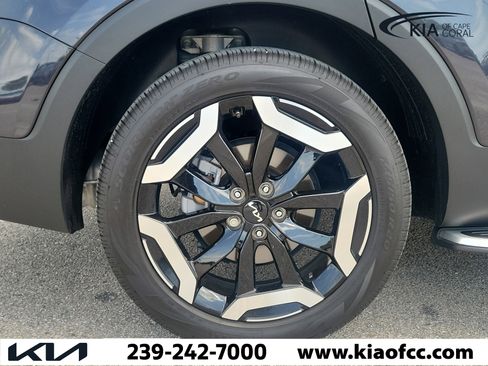 Certified 2025 Kia Telluride EX w/ EX Captain's Chair Package FWD image 9