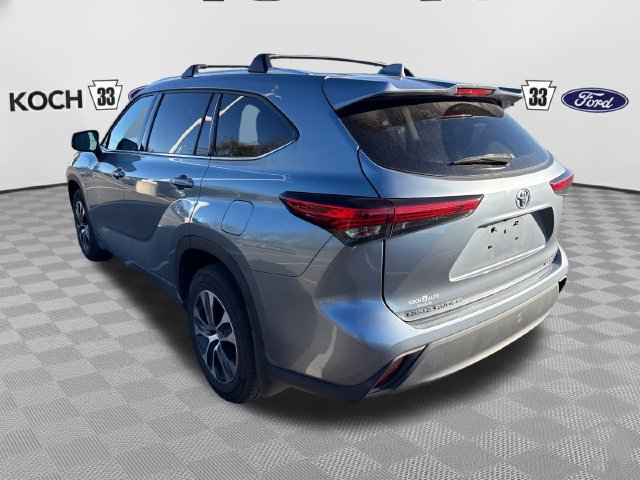 Used 2021 Toyota Highlander XLE AWD/4WD image 6