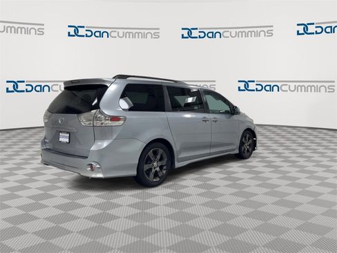 Used 2011 Toyota Sienna SE image 8