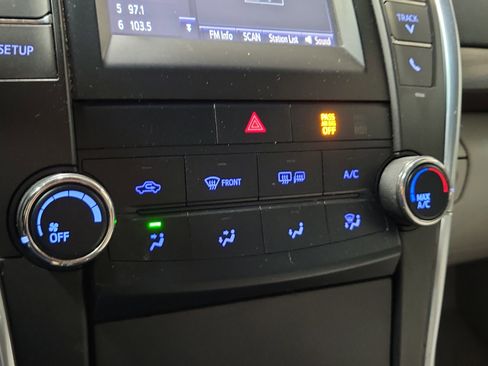 Used 2015 Toyota Camry LE image 29