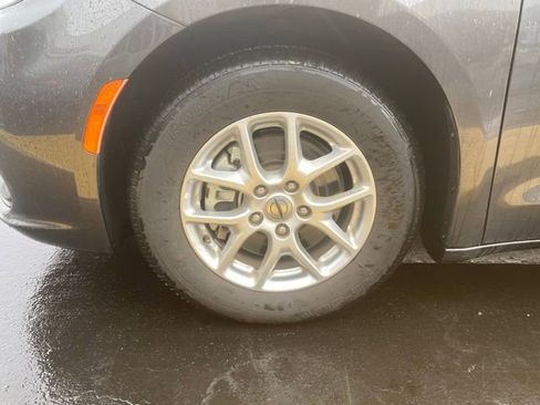 Used 2023 Chrysler Pacifica Touring-L image 12