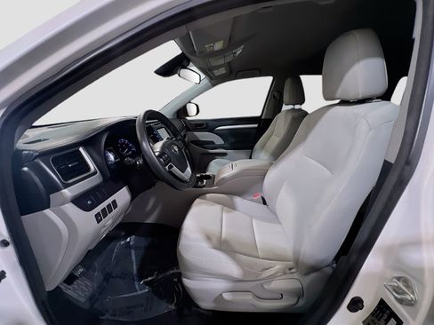 Used 2017 Toyota Highlander LE FWD image 14