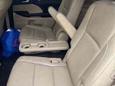 Used 2017 Toyota Highlander Limited Platinum FWD image 3