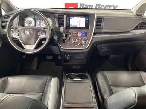 Used 2016 Toyota Sienna SE image 6