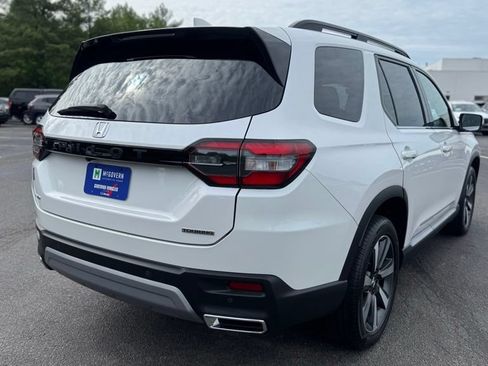 Used 2025 Honda Pilot Touring image 8