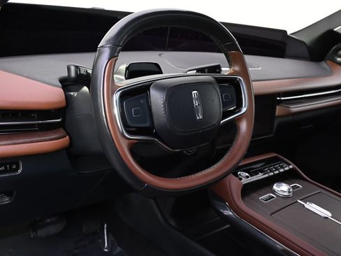 Used 2025 Lincoln Navigator Reserve AWD/4WD image 11
