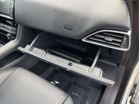 Used 2018 Jaguar F-PACE Premium image 48