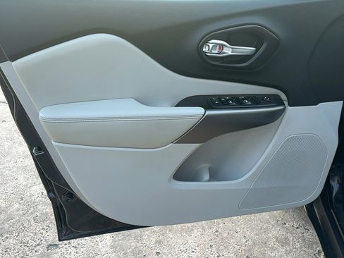 Used 2021 Jeep Cherokee Latitude Plus w/ Security Package image 18