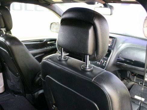 Used 2019 Dodge Grand Caravan SXT image 10