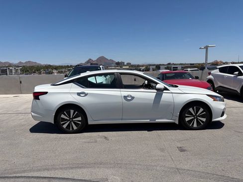Used 2022 Nissan Altima 2.5 SV w/ SV Premium Package FWD image 3