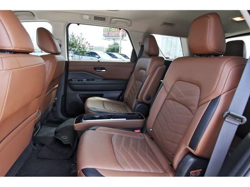 Used 2024 Nissan Pathfinder Platinum FWD image 16