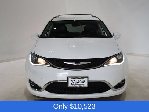 Used 2017 Chrysler Pacifica Touring-L FWD image 2