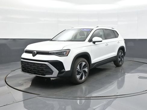 Used 2025 Volkswagen Taos SE AWD/4WD image 3