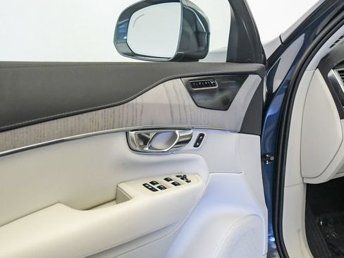 Certified 2025 Volvo XC90 T8 Ultra w/ Protection Package Premier AWD/4WD image 28