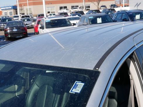 Used 2024 Chrysler Pacifica Touring-L image 11