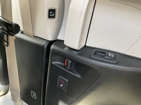 Used 2023 Chrysler Pacifica Limited image 32