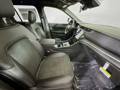 New 2025 Jeep Grand Cherokee Altitude image 27