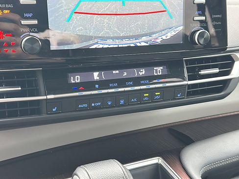 Used 2024 Toyota Sienna XLE image 34