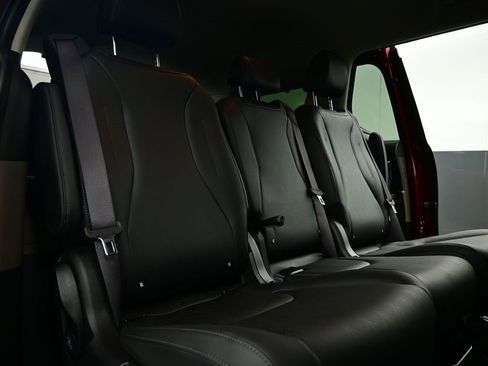 Certified 2025 Kia Carnival EX image 33