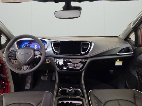 New 2026 Chrysler Pacifica Limited image 18