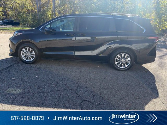 Used 2025 Toyota Sienna XLE FWD image 12