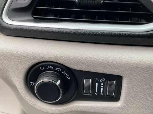 Used 2021 Chrysler Voyager Lxi image 23